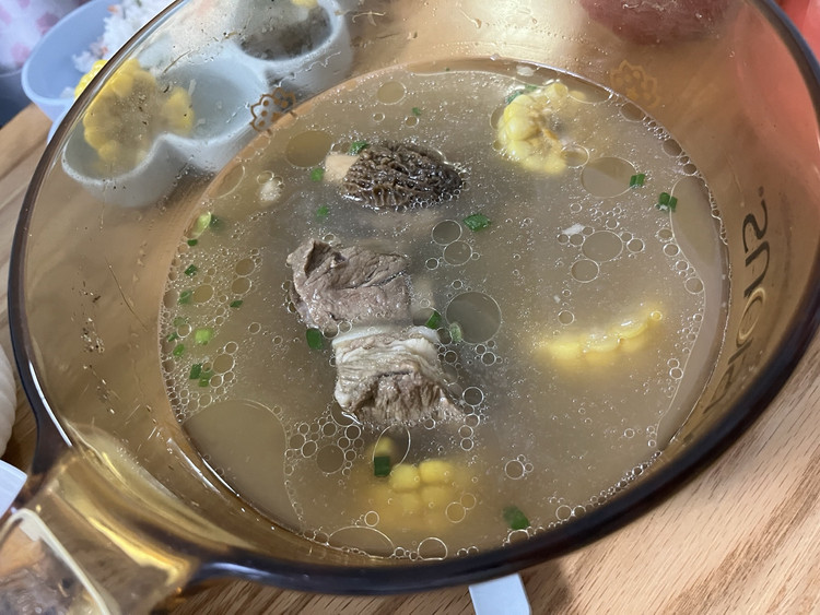 排骨玉米羊肚菌汤的做法