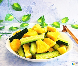 #与山姆开启夏日美食计划#黄瓜拌菠萝的做法