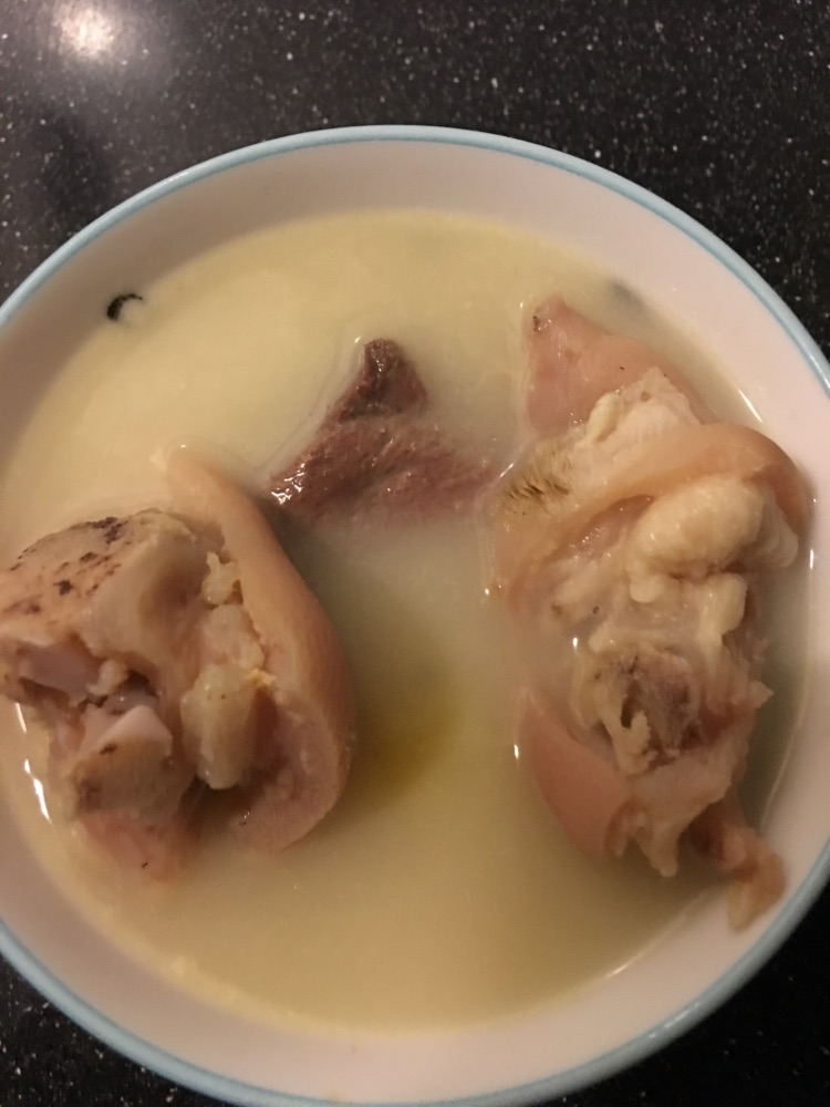 咸鸡猪蹄土豆汤的做法图解2