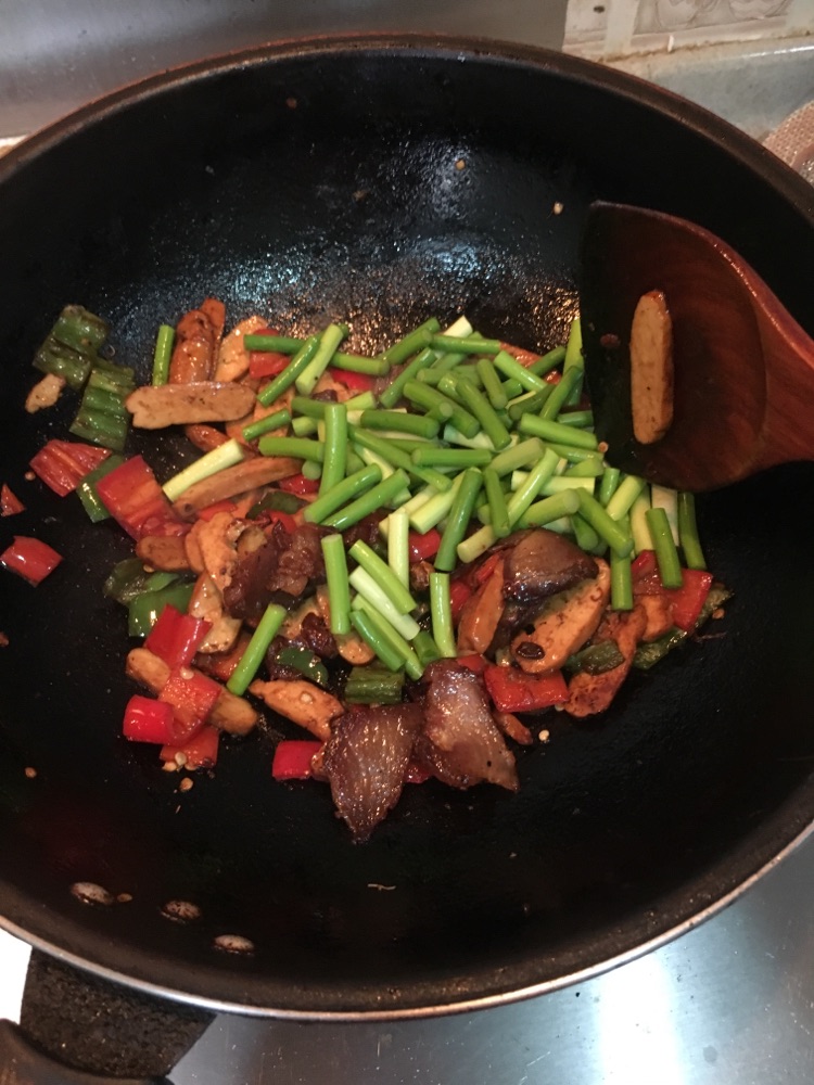 湖南口味菜?香干炒腊肉（加蒜薹、盐辣椒）的做法图解5