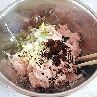家常水饺-香菇胡萝卜韭菜猪肉馅的做法图解7