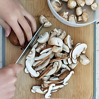 黄油炒双菇的做法图解1