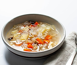 土豆洋葱菌菇蔬菜汤--禁欲系日式料理，巧用盐烹煮食物的做法