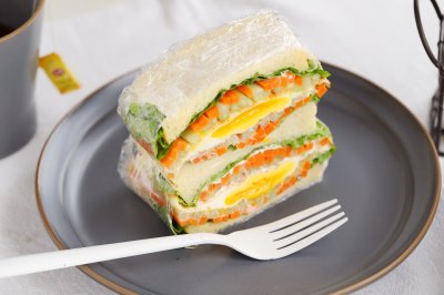 鸡蛋蔬菜三明治