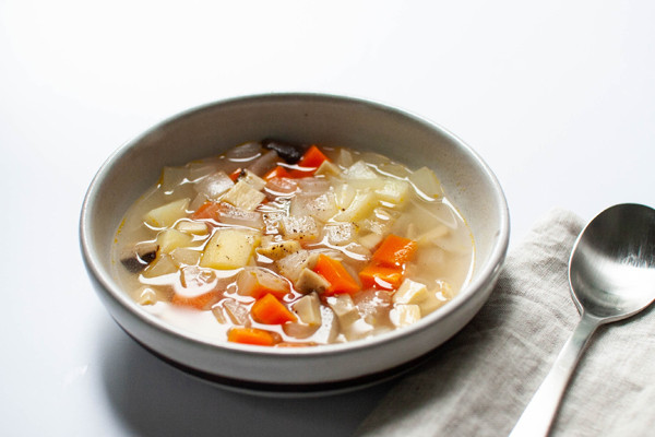 土豆洋葱菌菇蔬菜汤--禁欲系日式料理，巧用盐烹煮食物