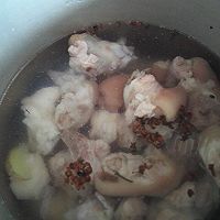 美容菜谱—红烧猪脚的做法图解3