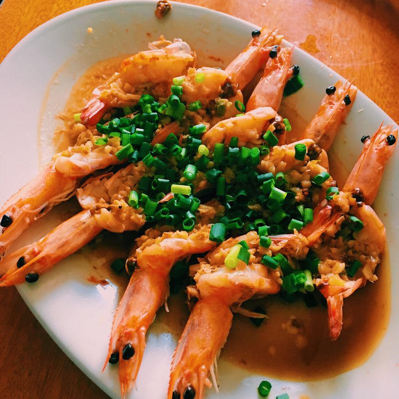 Steamed shrimps with garlic