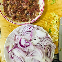 #仙女们的私藏鲜法大PK#牛肉片炒洋葱的做法图解3