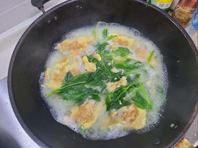 只要五分钟的豌豆尖煎蛋汤！的做法