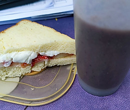 #吃出健康，解决假胖#减脂早餐（草莓酸奶面包）的做法