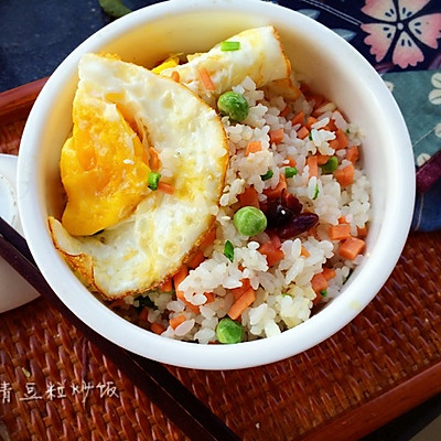 质朴美食-火腿青豆粒炒饭