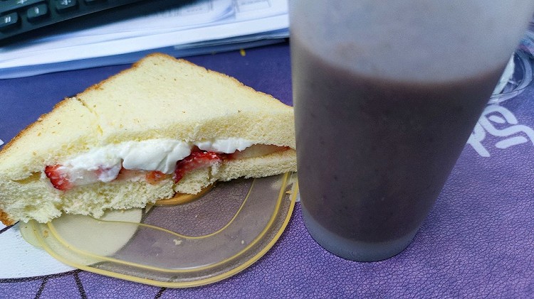 减脂早餐（草莓酸奶面包）的做法