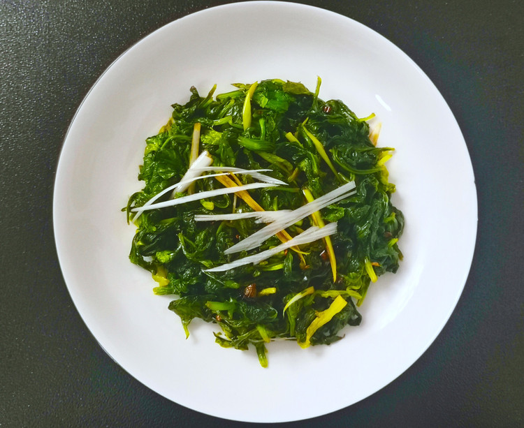 巧吃芹菜叶之《凉拌麻香芹菜叶》的做法