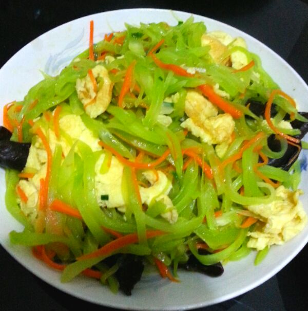 Scrambled egg with lettuce