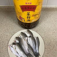 #向往的生活 就是外婆乡#鲜香酥脆—炸小鲫鱼的做法图解1