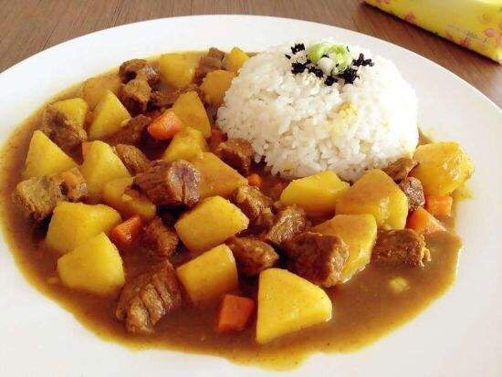 Rice with potatoes and beef in gold curry