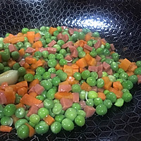 火腿豌豆胡萝卜的做法图解4