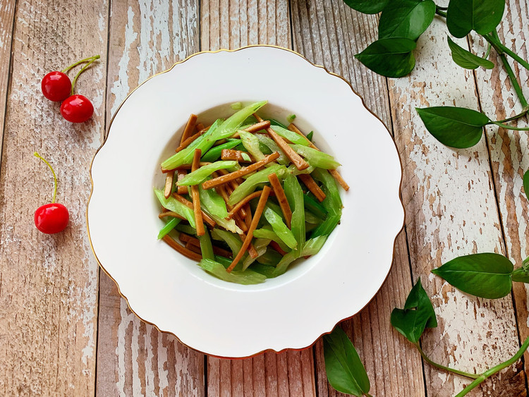 芹菜熏干的做法