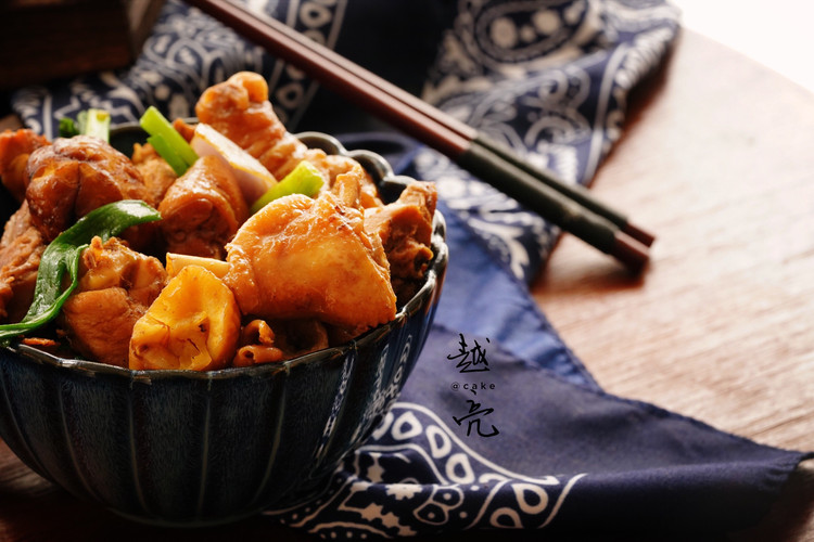 广州人都喜欢吃的栗子焖鸡的做法