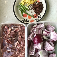 超下饭：爆炒洋葱羊肉.一招去膻很简单的做法图解1