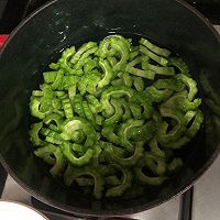 五花肉炒苦瓜的做法图解5
