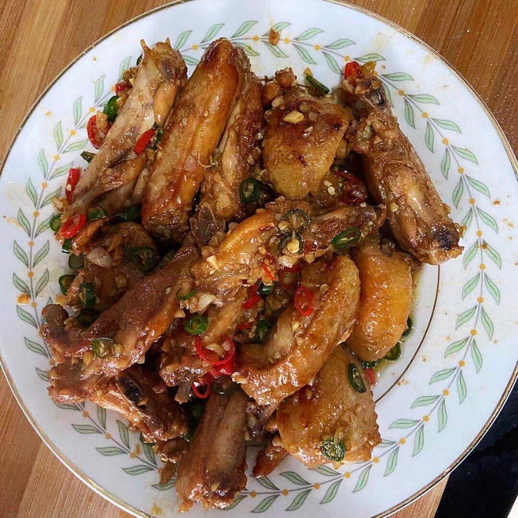 蒜香鸡翅的做法