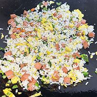 #万物皆可搭#家常快手菜：鸡蛋火腿海苔炒饭，简单易做又美味的做法图解6