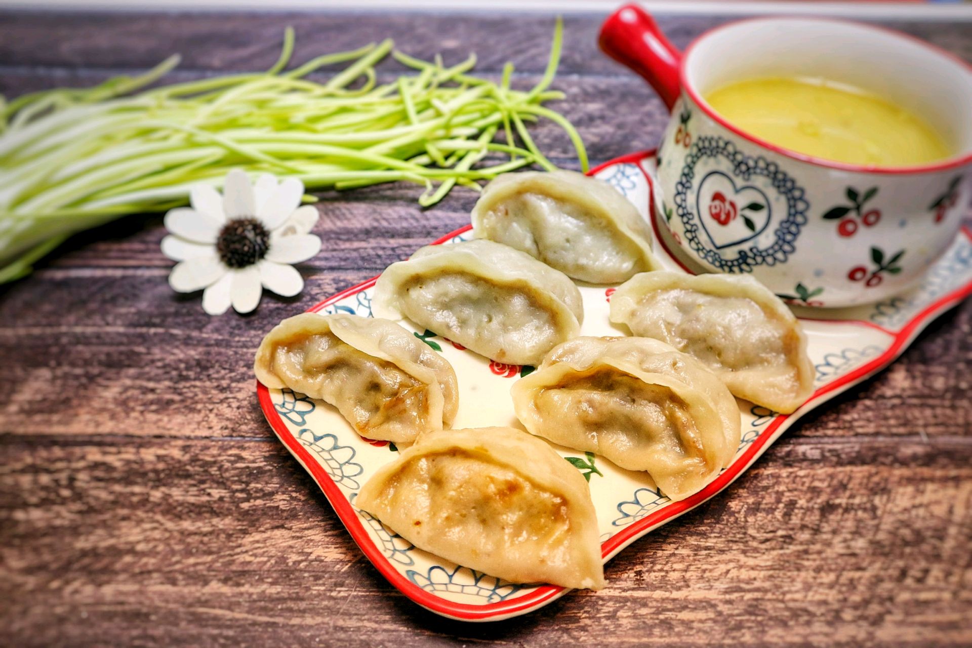 Steamed dumplings with beef and leek