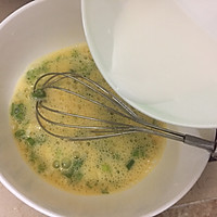 鸡蛋抱火腿肠的做法图解2