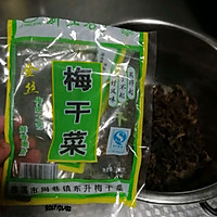 梅菜炖肉的做法图解1