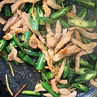 蘑菇青椒炒肉丝的做法图解6