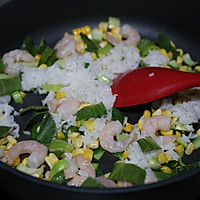 #让宝贝爱上每一顿饭#虾仁玉米炒饭的做法图解6