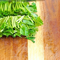 夏日轻食新宠：香菜牛肉拌荞麦面的做法图解2