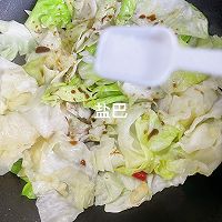 #厨房的鲜香秘诀，太太乐松茸鲜，一餐一筷见鲜香#低卡！炒包菜的做法图解8