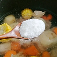 莲藕胡萝卜玉米排骨汤的做法图解10
