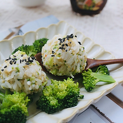 宝宝超爱的西兰花藜麦饭团