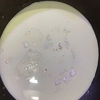 只需一口锅，三种原料，五分钟快手甜品-牛奶麻薯的做法图解2