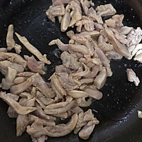 中餐 菌菇炒鸡肉的做法图解2