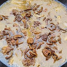 小鸡炖蘑菇，铁锅土灶炖就是有味道