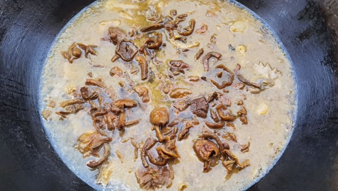 小鸡炖蘑菇，铁锅土灶炖就是有味道
