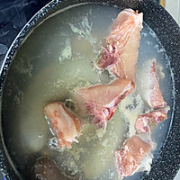 东北菜：血肠炖酸菜脊骨的做法图解1