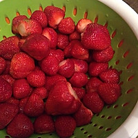 果色生香之草莓酱的做法图解1