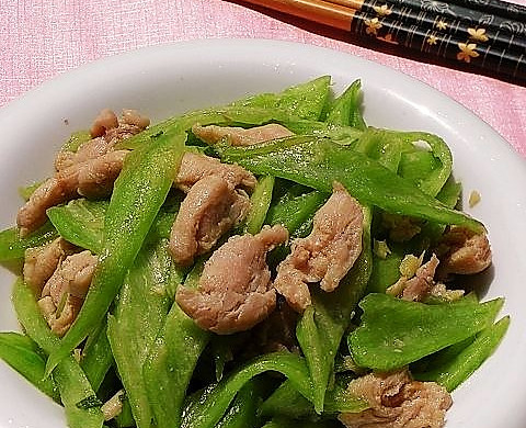 鸡腿肉炒蛇瓜