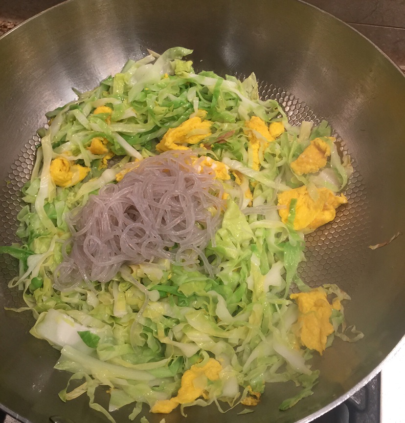 包菜粉丝炒鸡蛋的做法图解5