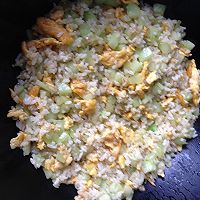 黄瓜炒饭的做法图解8