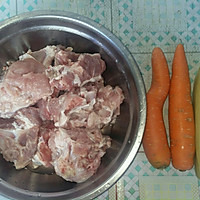玉米胡萝卜猪骨汤的做法图解1