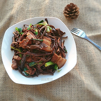 花肉焖茶树菇