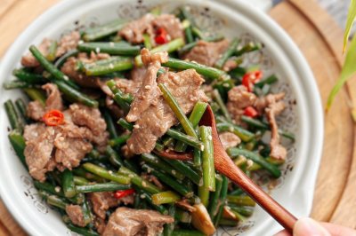 巨下饭的粤式家常菜，蒜苔炒牛肉