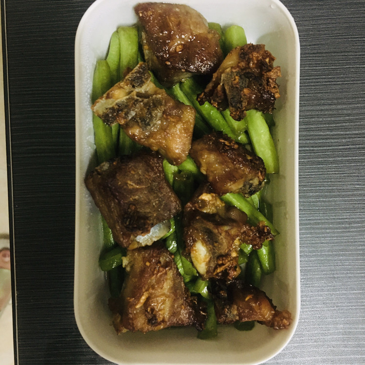 蒜香烤排骨的做法
