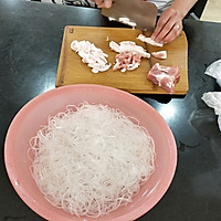 酸菜炒粉的做法图解1